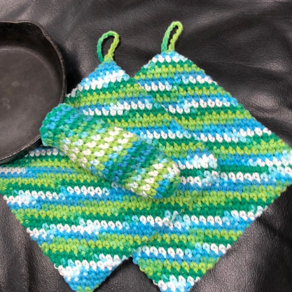 yarn hot off the hook Other - 2 cotton potholders +1 cast iron pan handle holder